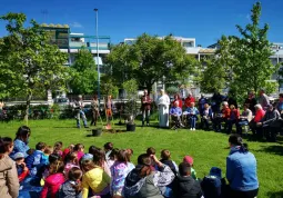 Il toccante momento in ricordo della maestra Marina Daniele